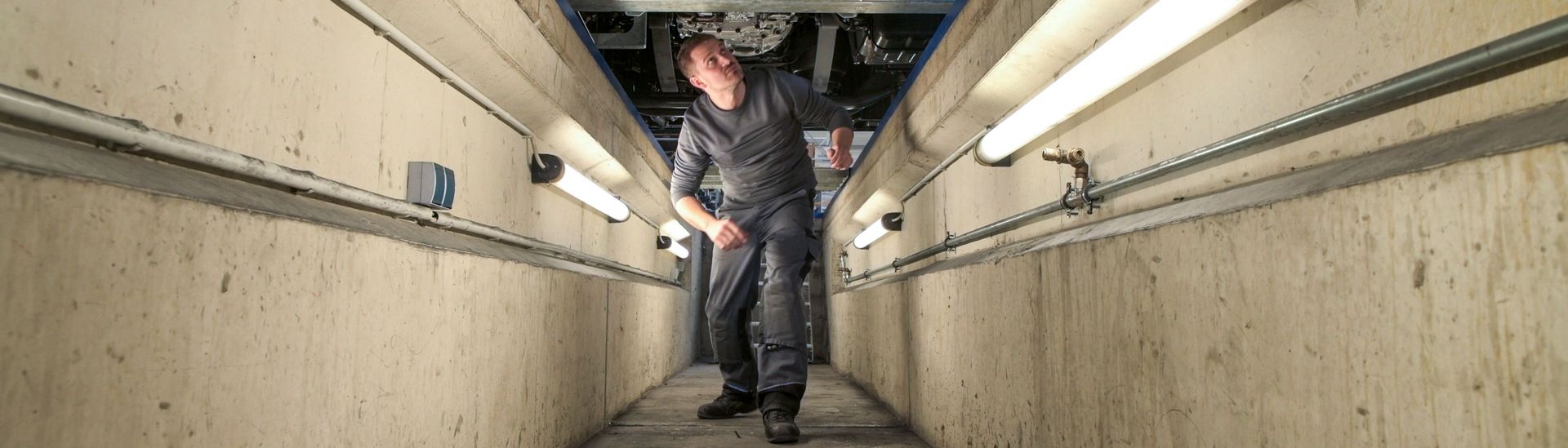 Mechaniker arbeitet unter einer Hebebühne