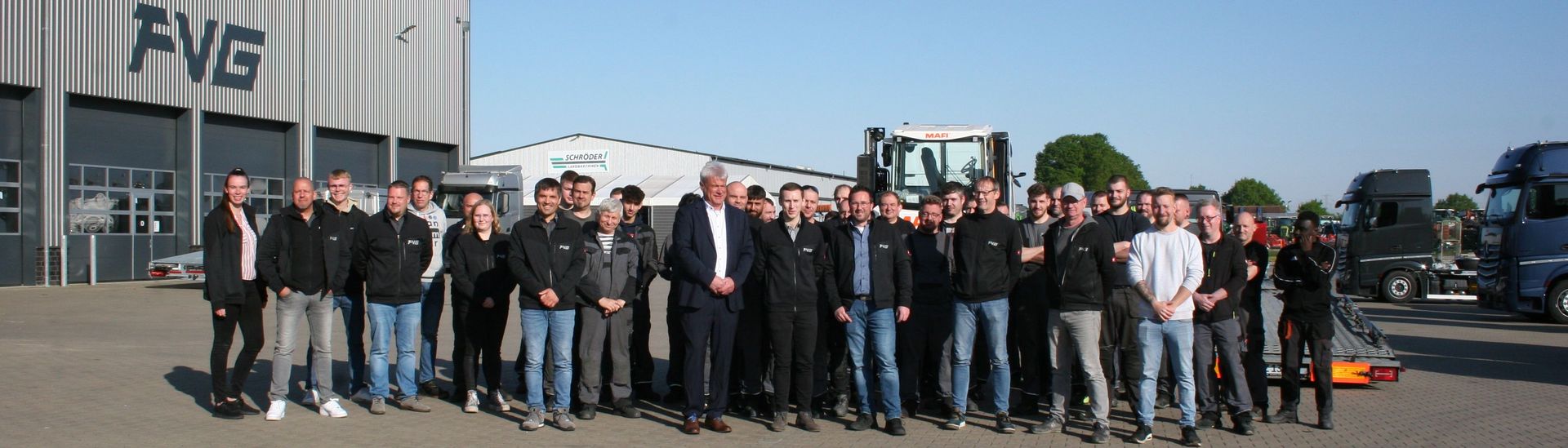 Gruppenbild aller Mitarbeiter auf dem Firmengelände